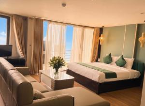 ein Hotelzimmer mit einem Bett und einer Couch in der Unterkunft Sapa Emerald Hotel in Sa Pa + 10 Fotos