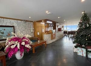 ein Wohnzimmer mit einem Weihnachtsbaum in einem Zimmer in der Unterkunft Sapa Emerald Hotel in Sa Pa