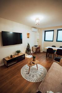 een woonkamer met een televisie en een kerstboom bij Ancien Cloître rénové - Hyper centre - T2 de 50m2 in Mont-de-Marsan