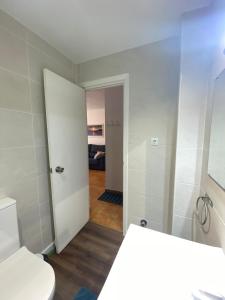 ein Bad mit WC und Dusche im Zimmer in der Unterkunft Apartment with private balcony in San Javier + 9 Fotos