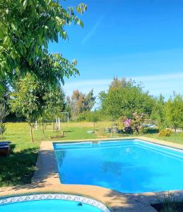 una piscina nel cortile di una casa di Quincho la Beli a Chillán
