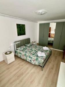 una camera da letto con un letto e armadi verdi di Appartamento Medán a Mezzano