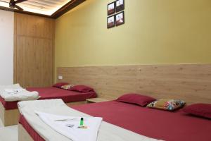 een kamer met drie bedden in een kamer bij Shri Rajadhiraj Ashray- Nr Mathura Railway Station in Mathura