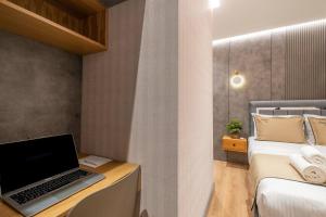een slaapkamer met een laptop op een bureau naast een bed bij Taksim Garden House in Istanbul