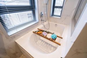 een badkamer met een ligbad met douche bij Taksim Garden House in Istanbul