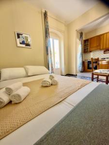 una camera da letto con un letto grande con asciugamani sopra di Sperlonga Center Home a Sperlonga Altre 77 foto