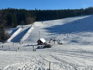 een groep mensen op een besneeuwde skipiste bij Haus - Sonneck in Schönwald