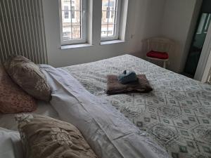 een bed met een deken en een handdoek erop bij Domus moerenpoort in Tongeren