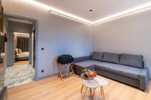 een woonkamer met een bank en een tafel bij Taksim Garden House in Istanbul