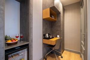 een kleine keuken met een tafel en wijnglazen bij Taksim Garden House in Istanbul +7 foto's