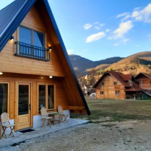 een paar stoelen buiten een huis bij Vila Ivana in Sirogojno