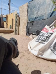 een persoon die op de grond zit met een surfplank bij La Posada in Neuquén