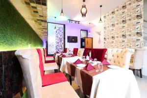 ein Restaurant mit weißen Tischen und roten Stühlen in der Unterkunft Hotel O Kuber 7 in Zirakpur + 23 Fotos