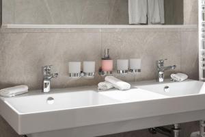 a bathroom with a white sink and a mirror at Hotel Grindelwalderhof in Grindelwald