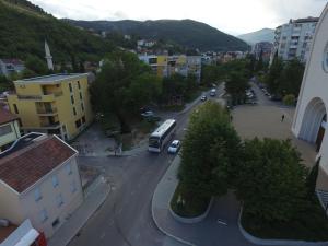 Nespecifikovaný výhled na hory nebo výhled na hory při pohledu z hotelu