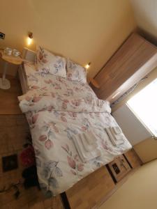 een kleine slaapkamer met een bed met bloemen erop bij Mala Sirena in Bukorovac