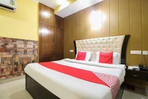 ein Schlafzimmer mit einem großen Bett mit roten Kissen in der Unterkunft Hotel O Kuber 7 in Zirakpur