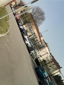 een bovengronds uitzicht op auto's geparkeerd op een parkeerplaats bij Mala Sirena in Bukorovac +9 foto's