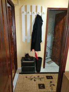 een zwarte jas aan een muur in een gang bij Mala Sirena in Bukorovac +9 foto's