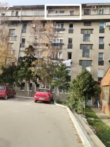 een rood busje geparkeerd voor een gebouw bij Mala Sirena in Bukorovac