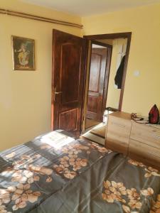 een slaapkamer met een bed met een ladekast en een spiegel bij Mala Sirena in Bukorovac