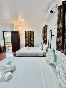 En eller flere senge i et værelse på LUZVILLE Transient House - Port Barton