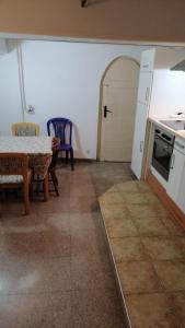 een keuken en eetkamer met een tafel en een deur bij Апартамент опера in Varna