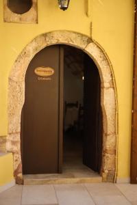 ein Torbogen, der zu einer Tür in einem Gebäude führt in der Unterkunft SternesVillage, Middle Ground Floor in Stérnai