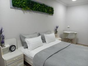 En eller flere senge i et værelse på Апартаменты в районе Космос + 11 billeder