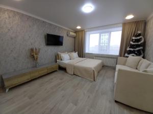 Et tv og/eller underholdning på Апартаменты в районе Космос