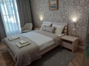 una camera da letto con un letto con due asciugamani sopra di Къща за гости Форест 58 a Vasil Levski