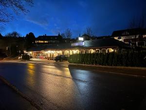 een verlicht gebouw op straat 's nachts bij Haus - Sonneck in Schönwald +14 foto's