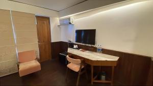 TV a/nebo společenská místnost v ubytování Pema Thang Guest House Mcleodganj