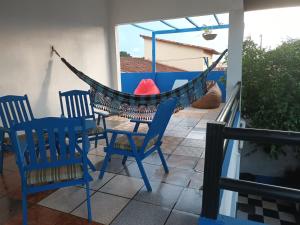 een hangmat op een patio met stoelen en een tafel bij Sobrado sustentavel e ecológico alugo casa de hóspedes setor campinas in Goiânia