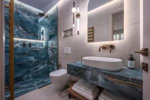 Et badeværelse på Mountain Pine Luxury Suites