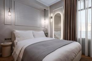 En eller flere senge i et værelse på Mountain Pine Luxury Suites