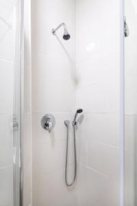 eine Dusche in einem Badezimmer mit Glastür in der Unterkunft Da Vinci in Jerusalem