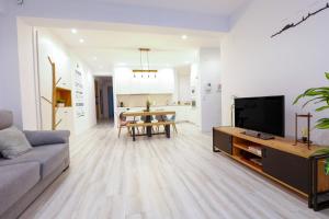 a living room with a couch and a table and a tv at Go-Vi Gozar en Vitoria in Vitoria-Gasteiz