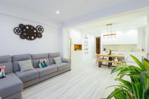a living room with a couch and a table at Go-Vi Gozar en Vitoria in Vitoria-Gasteiz