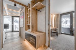 een thuiskantoor met een bureau en een tafel bij Hotel Gotthard-Zeit in Obergurgl