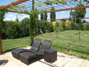 una panchina nera con un altoparlante in un giardino di Modern holiday home in Foligno - Loc with pool a Case Vecchie