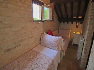 una piccola stanza con due letti e una finestra di Modern holiday home in Foligno - Loc with pool a Case Vecchie