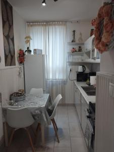 Køkken eller tekøkken på Heni Apartman