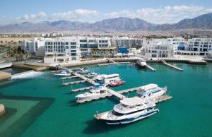een groep boten is aangemeerd in een jachthaven bij Azure in Aqaba