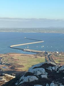 eine Luftaufnahme einer Start- und Landebahn im Wasser in der Unterkunft Black Sheep Lodge in Holyhead