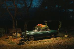 une vieille voiture verte avec des cadeaux sur le toit dans l'établissement Kiketi Farm Hotels, à Kiketʼi