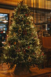 un arbre de Noël avec des ornements dans l'établissement Kiketi Farm Hotels, à Kiketʼi