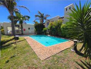 een zwembad in de achtertuin van een huis bij KINGSLEY Green in Gqeberha