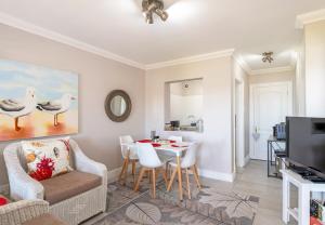 Et tv og/eller underholdning på Bay Beach Vista-Two Suites with Deck and Sea views