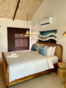 Giường trong phòng chung tại Nitiporn Resort kohphayam & seaagain bar and restaurants +38 ảnh